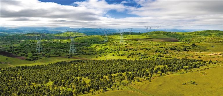 內(nèi)蒙古首條特高壓輸電通道——錫林郭勒盟至山東省1000千伏特高壓輸電線路。.jpg